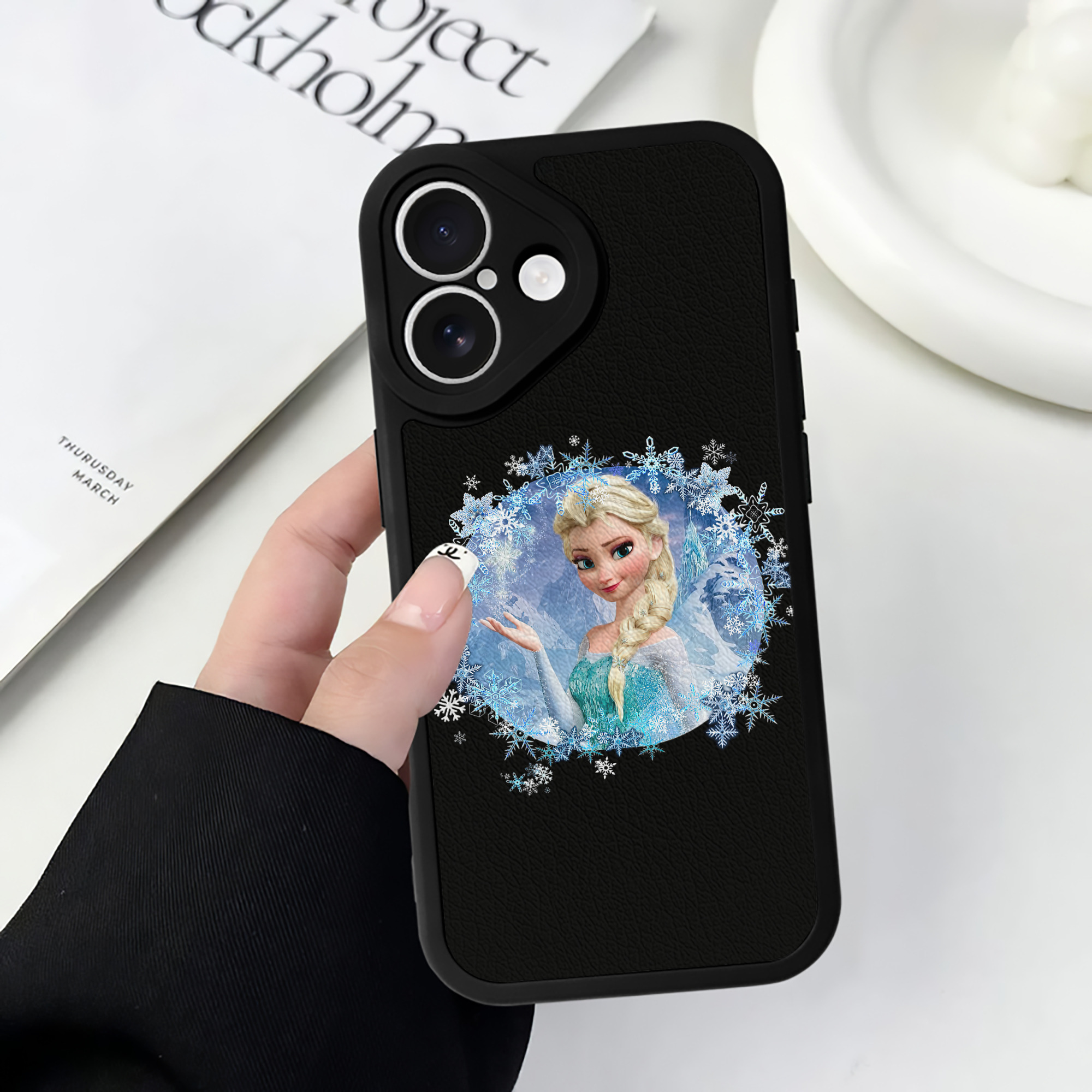 （画像用） アナと雪の女王 アンナ エルサ Frozen Anna Elsa 【iPhone 16シリーズ対応】シリコンスマホケース（レザー調） 材質：シリコン